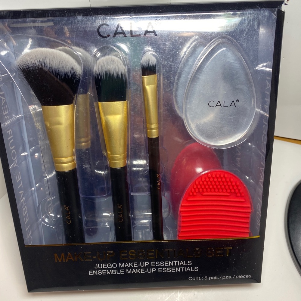 Make-up Essentials set  CALA